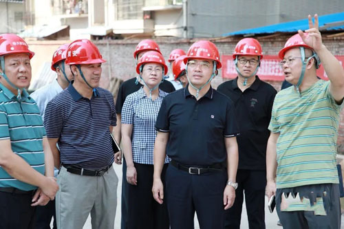 8月4日，衡阳市委副书记、耒阳市委书记赖馨正带队来到耒阳外滩锦宸项目，现场查看工程建设进展，检查安全生产的同时，看望高温下坚守岗位的一线工人。市领导郭兴中、谢东平一同走访。