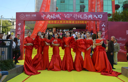 2018年10月3日，衡阳中央绿城盛典盛大启幕，气势如虹，上千人聚集现场，火爆抢房的场景再次惊艳西渡。早上7点不到，早早来到的众多客户摩肩接踵，活动现场门庭若市，人潮爆棚，力求能够选到心仪的房子，